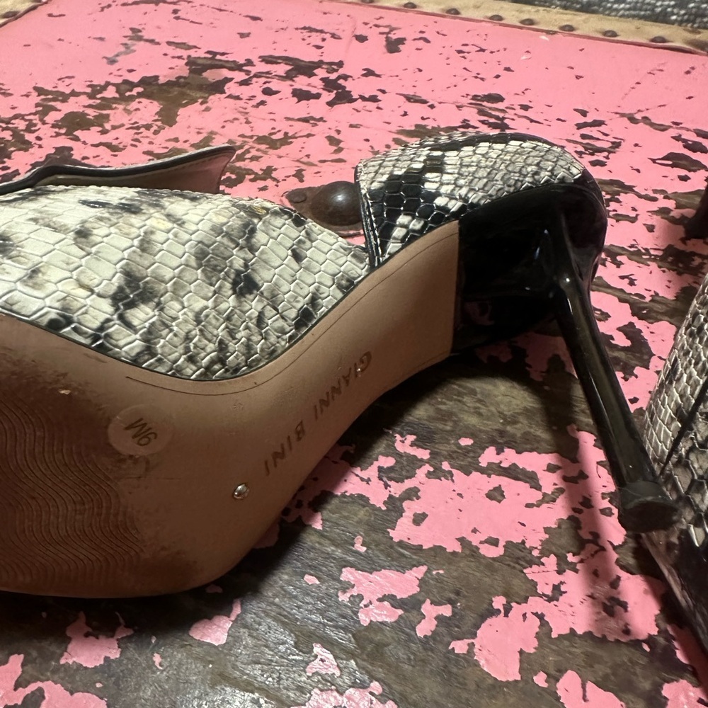 VINCE CAMUTO Snakeskin Women's cut out Heels Sz 9 - Picture 7 of 9